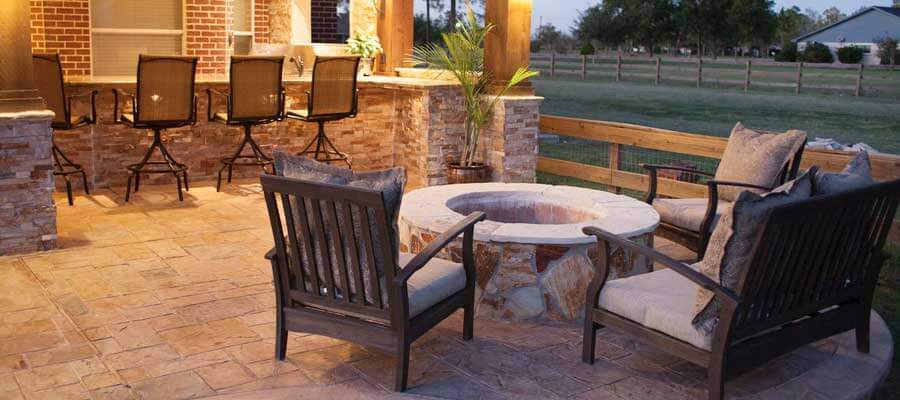 Custom Outdoor Fireplaces and Fire Pits